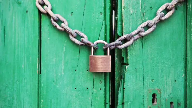 Zelena vrata so zaklenjena s srebrno verigo in bronastim ključem.