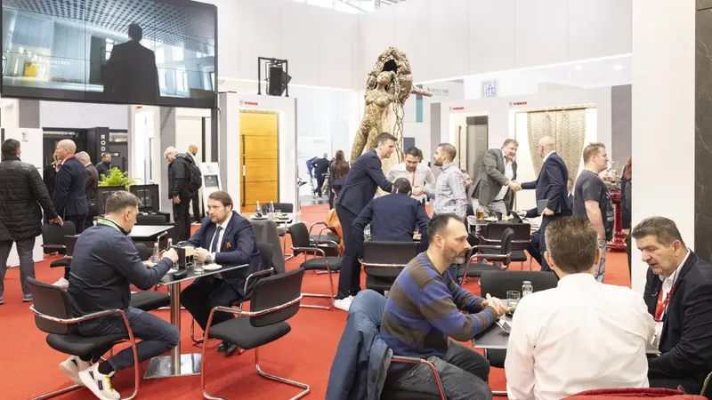 Na stojnici so vidne različne vrata in ljudje, ki se pogovarjajo ter sodelujejo.