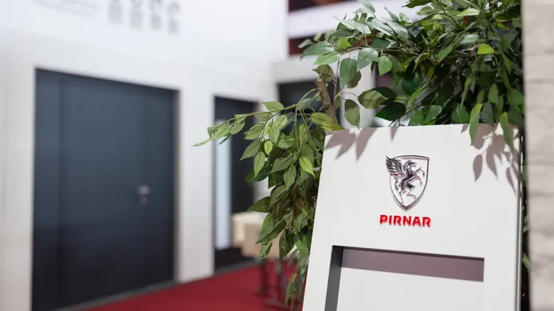 Pirnar na sejmu DOM z bogatim izborom vhodnih vrat