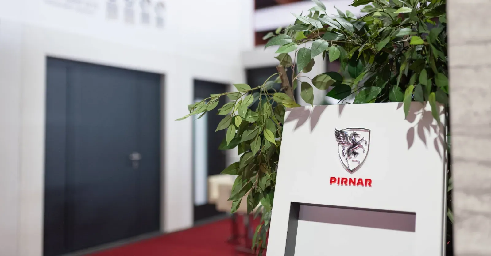 Pirnar na sejmu DOM z bogatim izborom vhodnih vrat