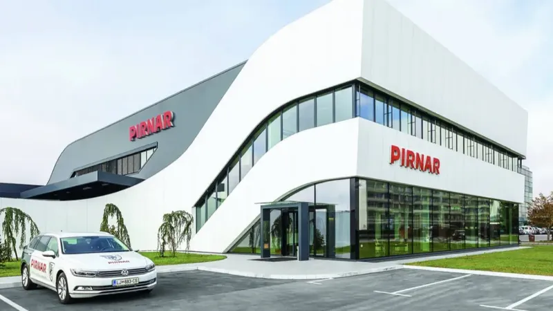 Zasnova stavbe vključuje steklena vrata in velike steklene površine.