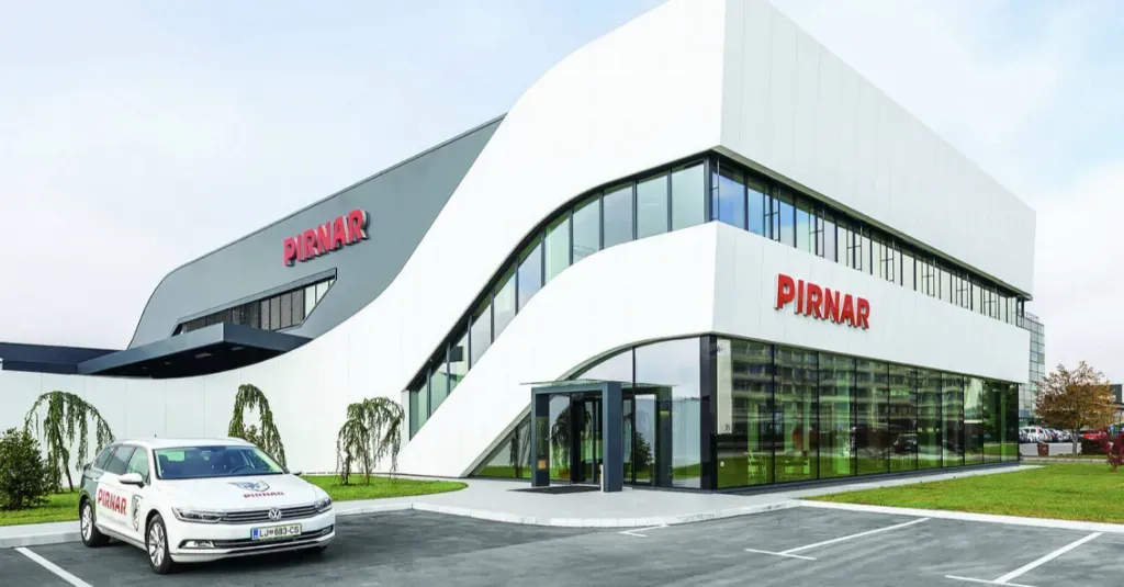 Zasnova stavbe vključuje steklena vrata in velike steklene površine.