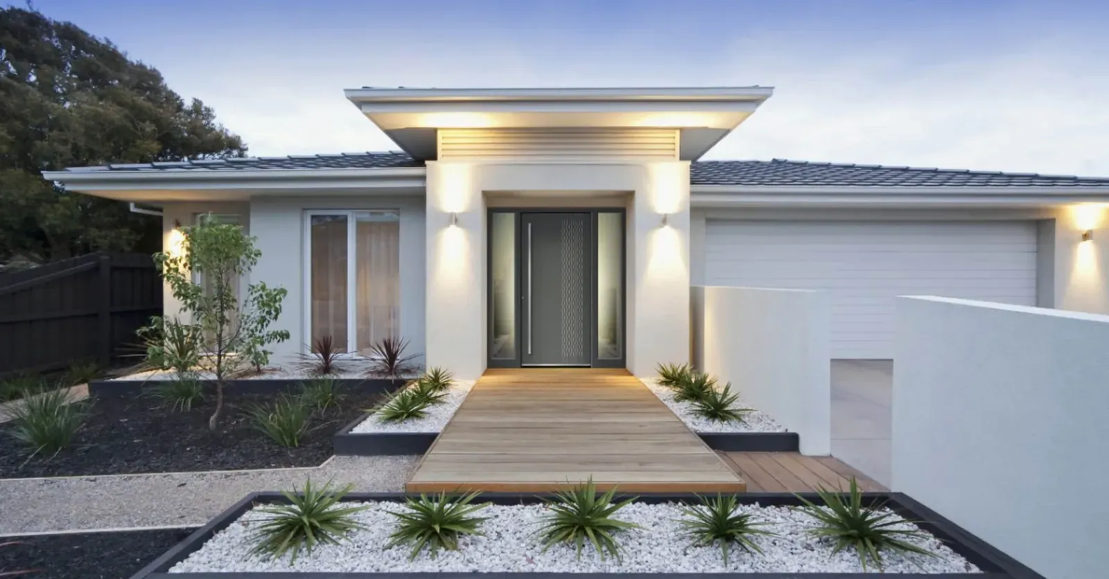 Vhodna vrata so temno siva z vzorcem in obkrožena z leseno teraso ter rastlinami.