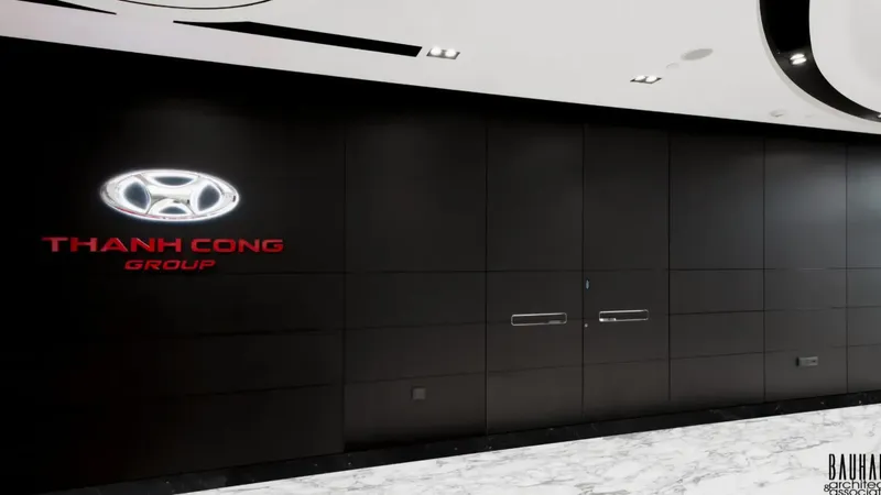 Na črni steni so vidni vrata z dvema ročajema in logotipom Hyundai nad napisom Thanh Cong Group.