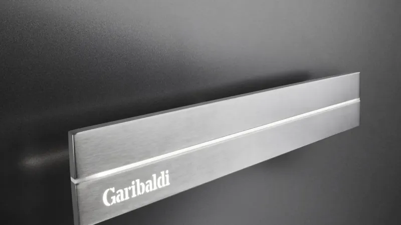 Svetla kovinska ročica na črni površini z napisom Garibaldi.