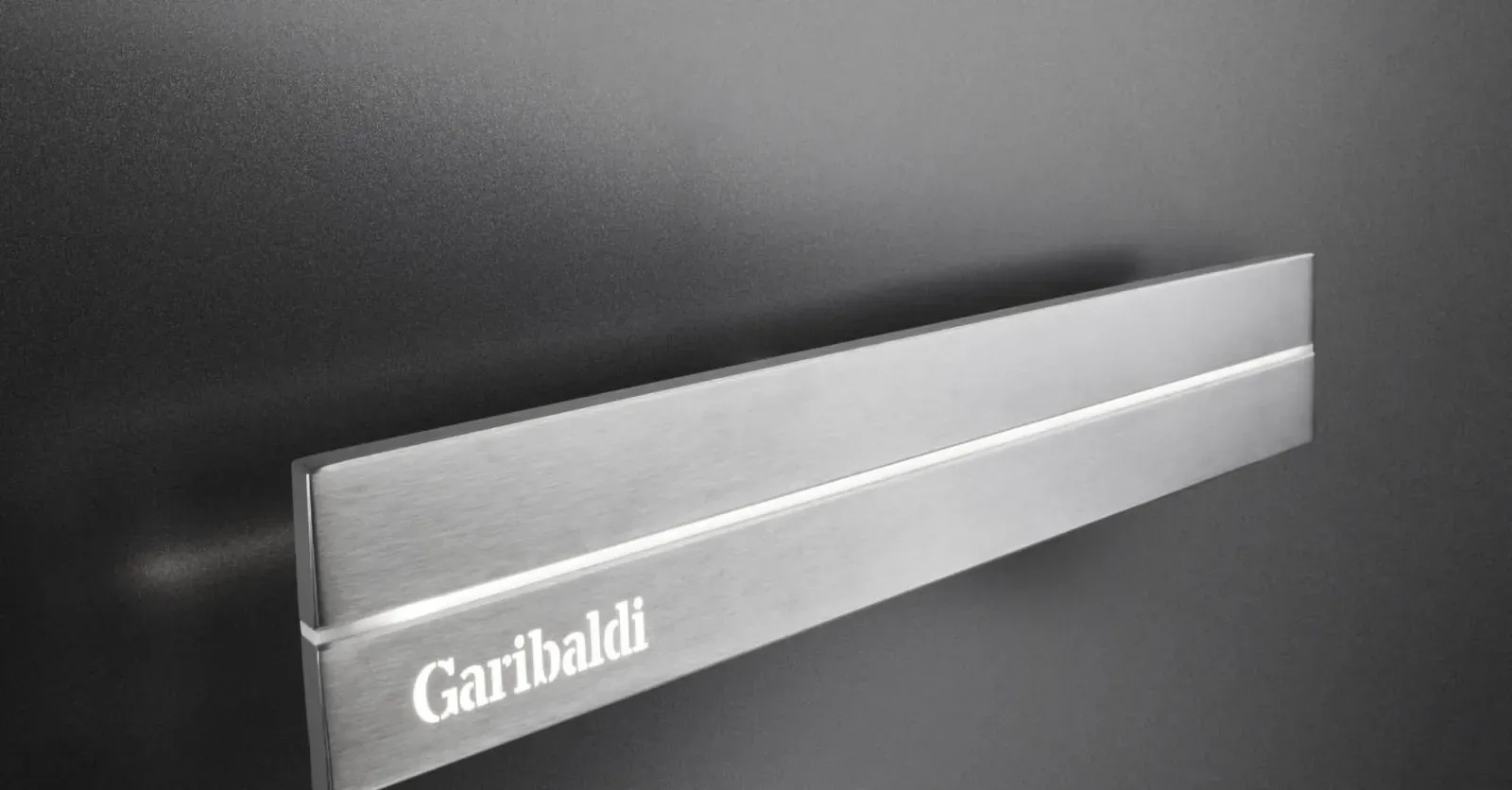 Svetla kovinska ročica na črni površini z napisom Garibaldi.
