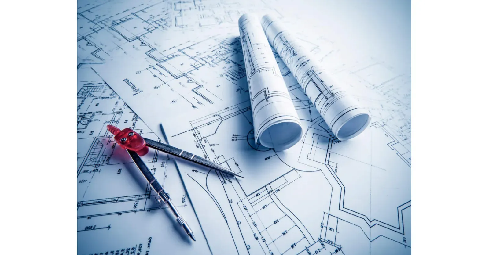 Na načrtih so prikazani različni arhitekturni elementi, vključno s pergolami in vrati.