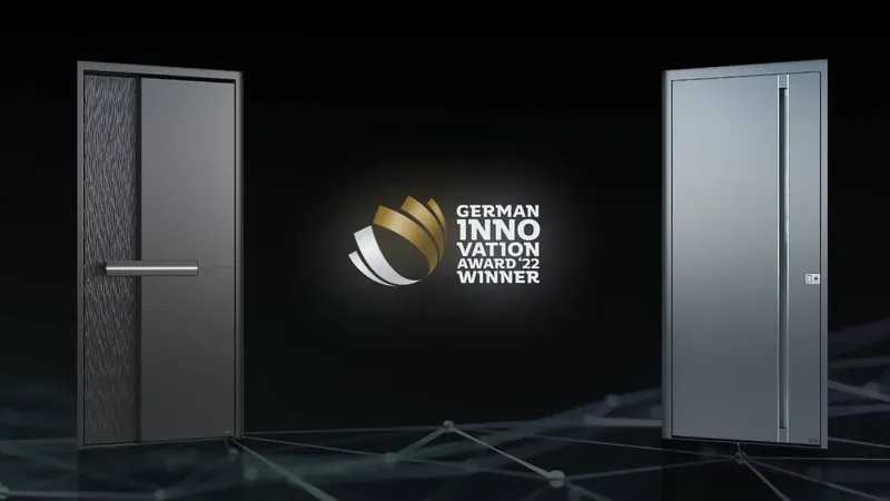 Dve vrata sta prikazana, ena z reliefno površino in druga gladka, oboje v temni barvi.