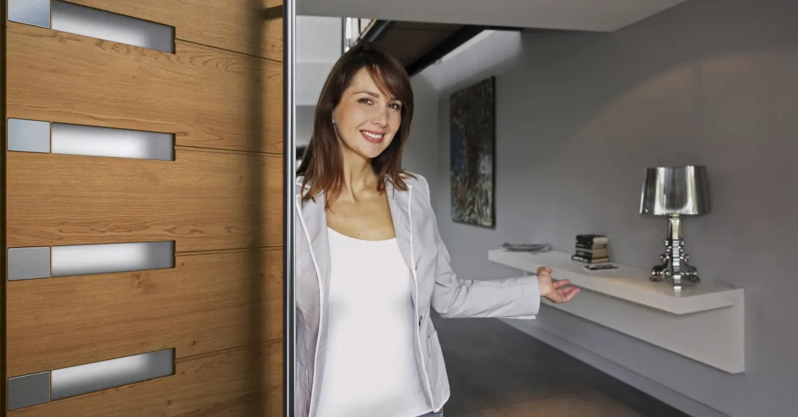 Vrata iz lesa z vgrajenimi steklenimi elementi, odprta proti notranjosti prostora.