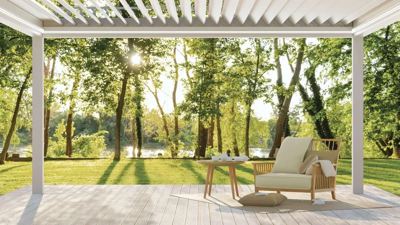 Pergola z lamelami in lesena terasa z udobnim naslanjačem in mizo.