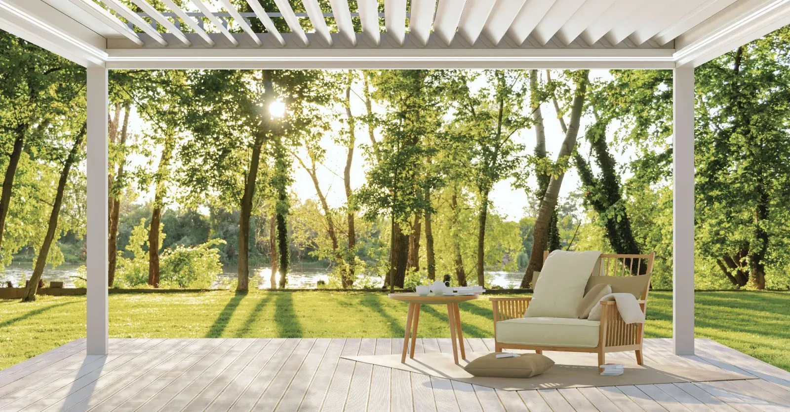 Pergola z lamelami in lesena terasa z udobnim naslanjačem in mizo.