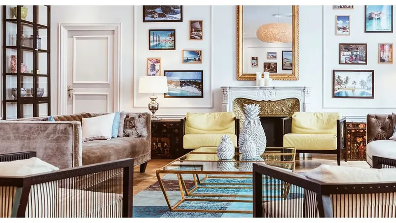 Bela vrata z okvirjem in steklena miza v prostoru z več sedeži in dekorativnimi elementi.