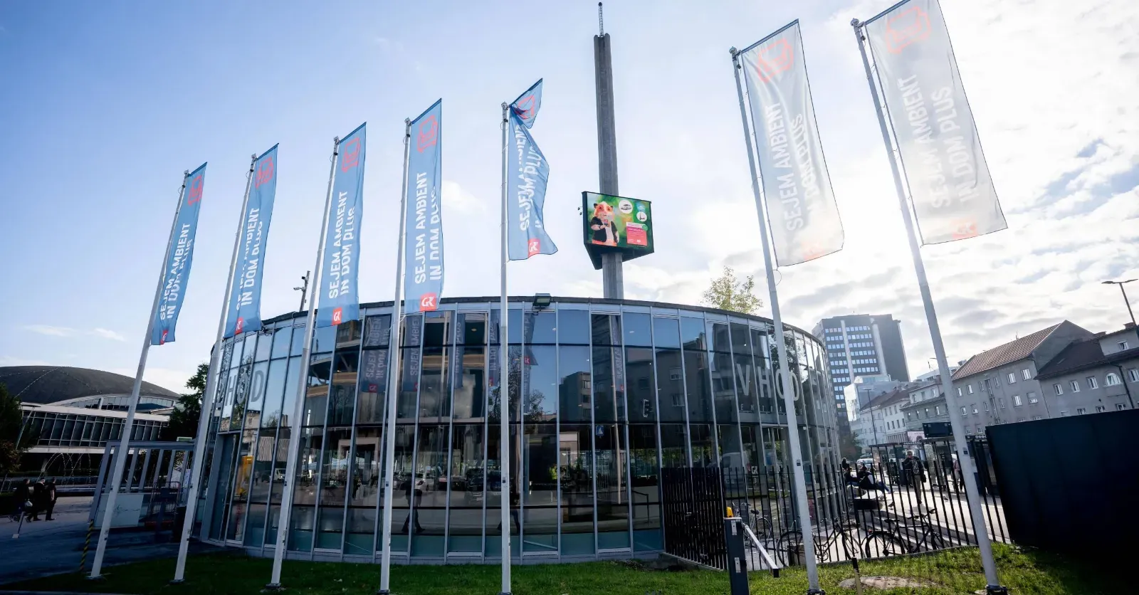 Stekleni vhod z večjimi steklenimi površinami in vidnimi vrati.