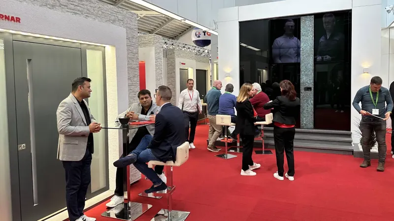 Na sliki so prikazane moderne vrata z velikim steklom in dekorativnimi elementi ob robovih.