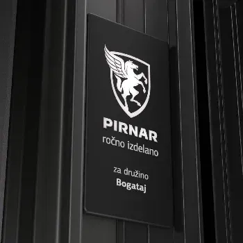 Na vratih je znak s napisom "PIRNAR" in emblemom s pegazom.