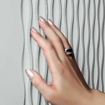 Roka se dotika valovite površine.