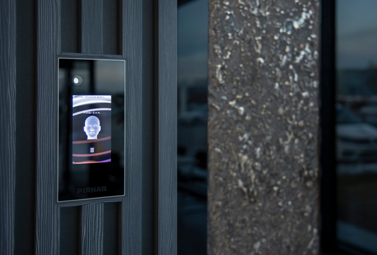 Na vratih je nameščen digitalni sistem za prepoznavanje obraza z zaslonom in kamero.