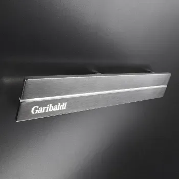 Na vratih je kovinski ročaj z napisom Garibaldi.