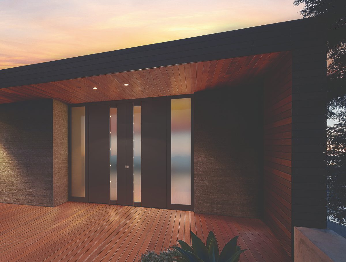 Dve velika vrata s steklenimi vložki so nameščena na lesenem podestu.