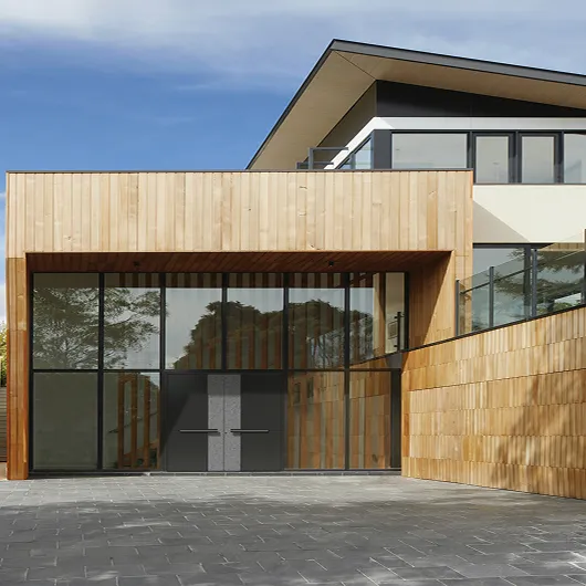 Türen aus Holz und Aluminium