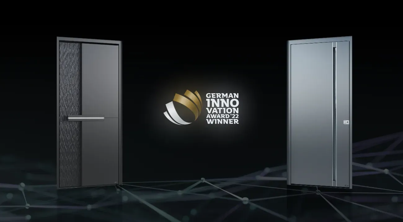 Dve vrata sta postavljena na črni ozadju, eno z reliefno teksturo in drugo s preprosto površino.