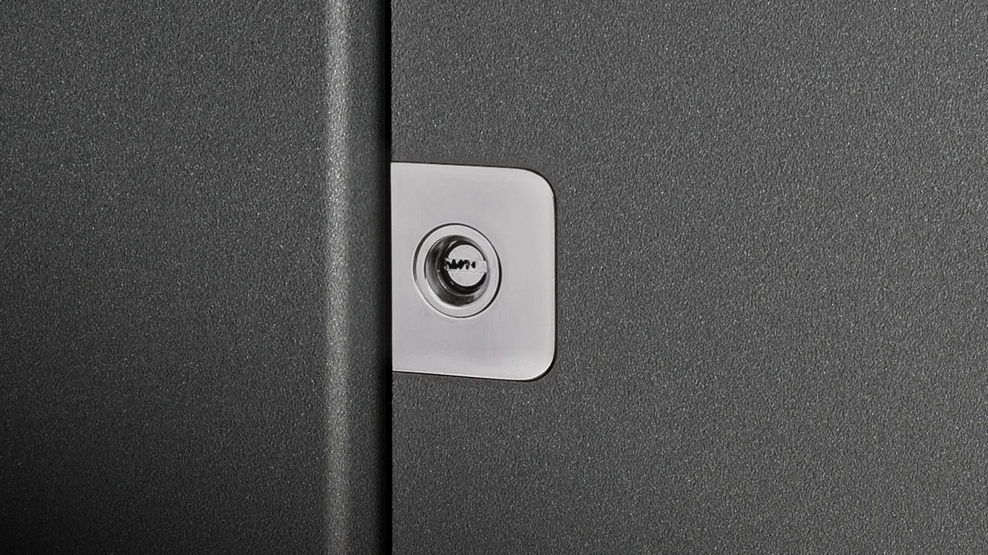 Cylinder lock for the front door in stainless steel.