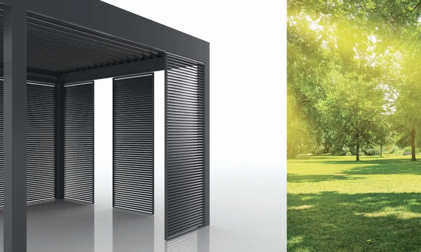 Pergola z lamelami in odprtimi stranskimi paneli.