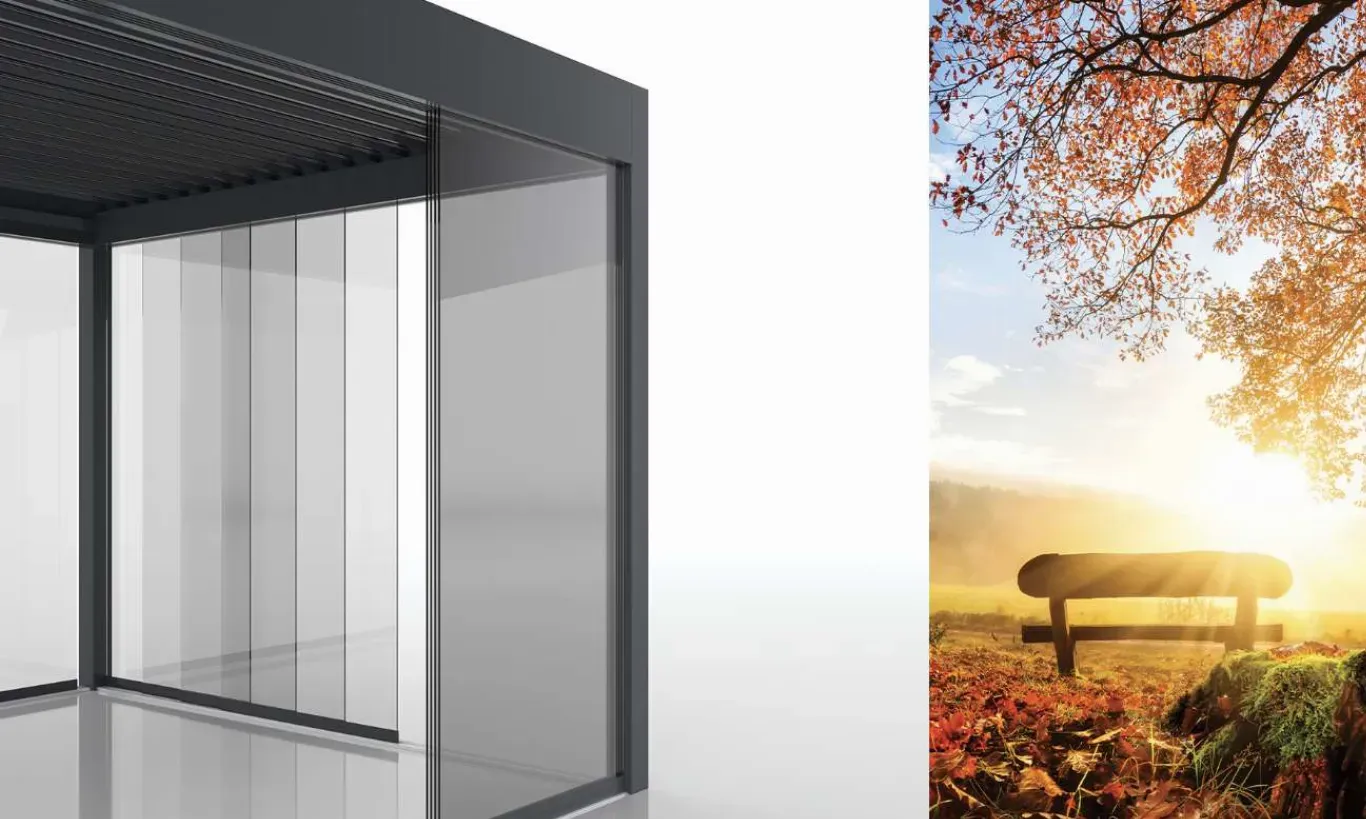 Steklena drsna vrata s črnim okvirjem in horizontalnimi lamelami na vrhu.