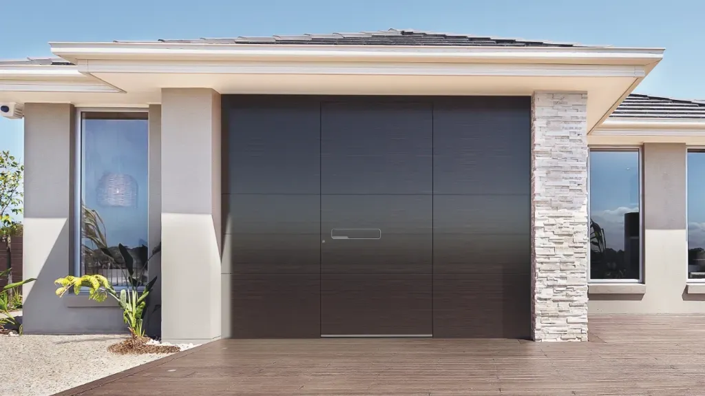 Individuell gestaltbare flügelüberdeckende Haustür