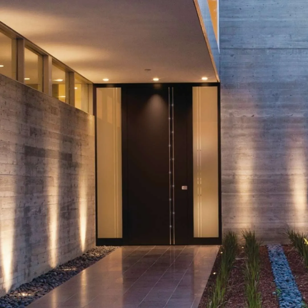 Grosse Haustüren in Schwarz