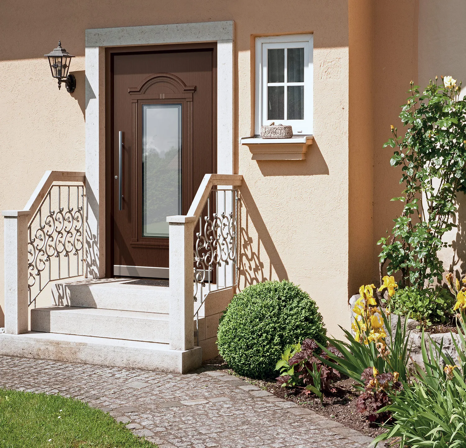 Rustikale Haustür mit dekorativen Details