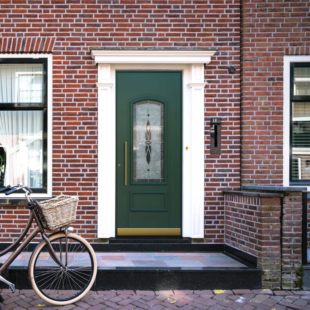 Rustikale Haustür mit reicher Ornamentik