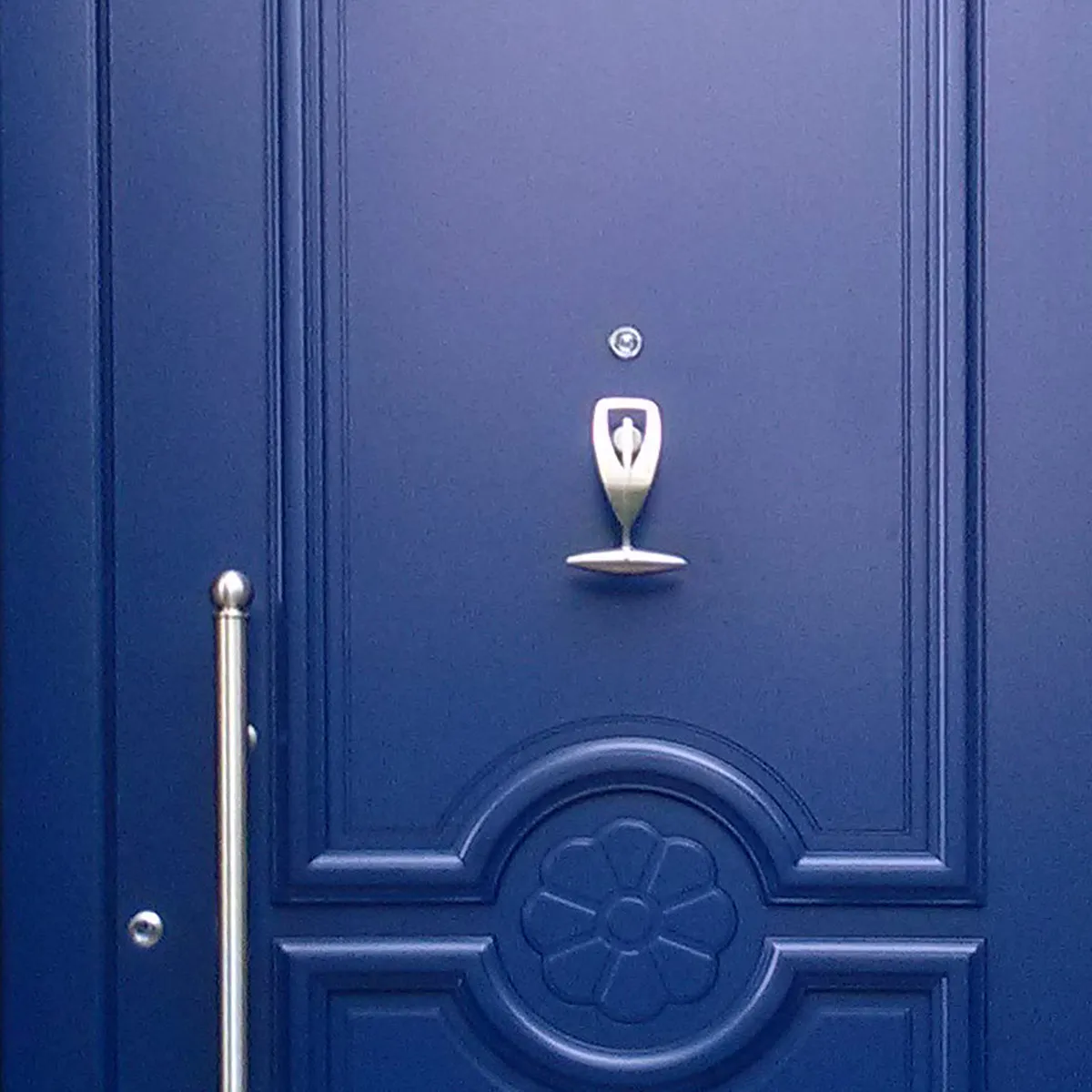 Klassischer Türklopfer aus Metall an rustikaler Haustür