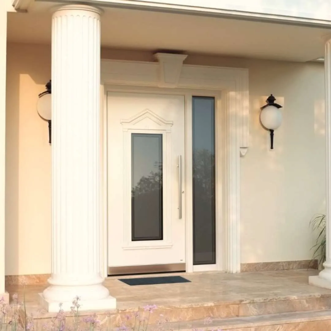 Weisse Haustür in Landhausstil