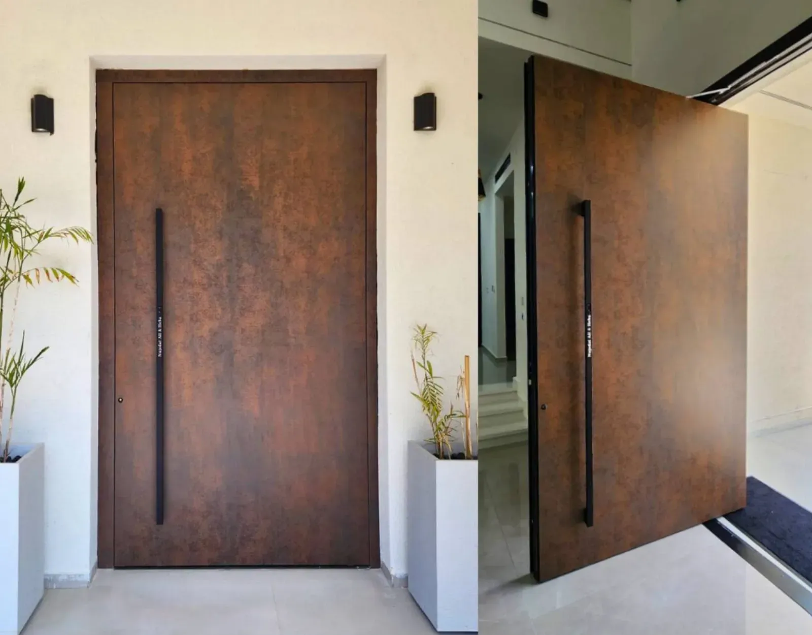 Vrata iz rjavega materiala z dolgim črnim ročajem, delno odprta, obdan s sivimi cvetličnimi lonci.