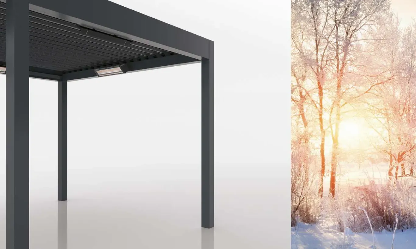 Pergola s temnimi kovinskimi stebri in lamelami na strehi.