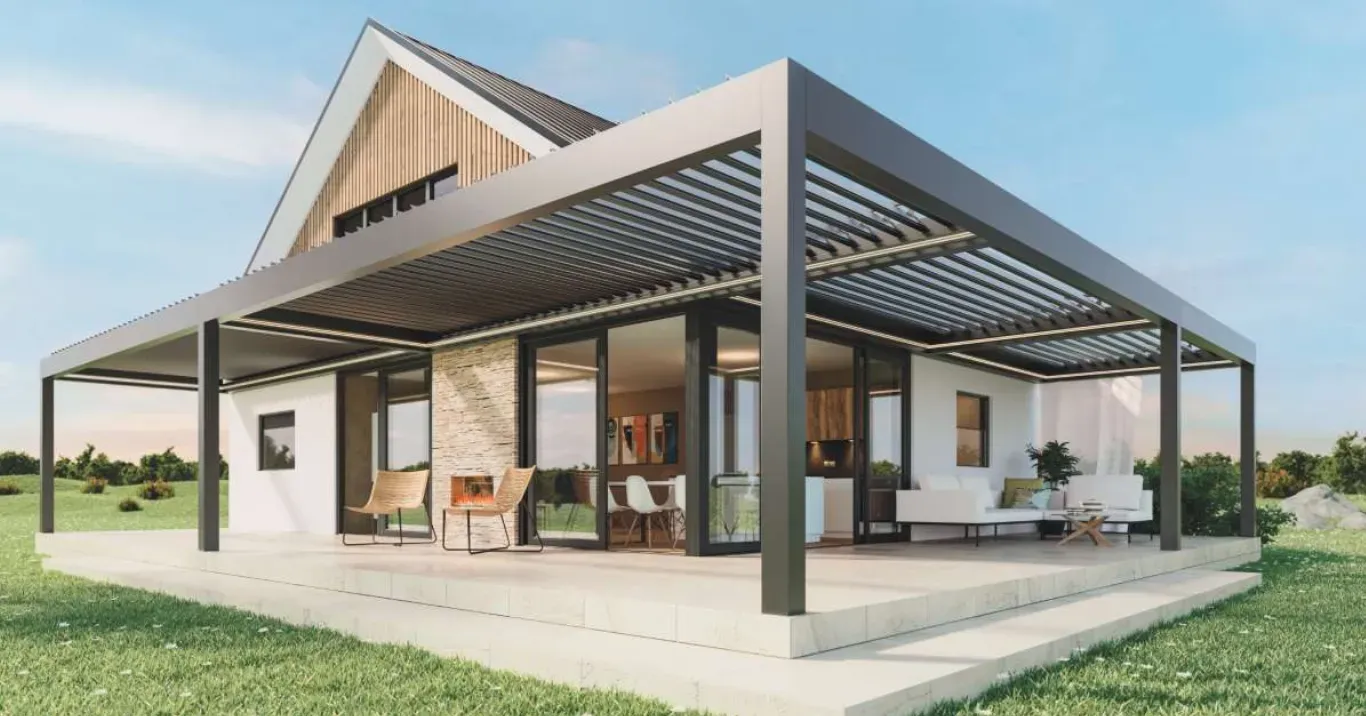 Pergola s premičnimi lamelami pokriva teraso, ki vodi do steklenih drsnih vrat.