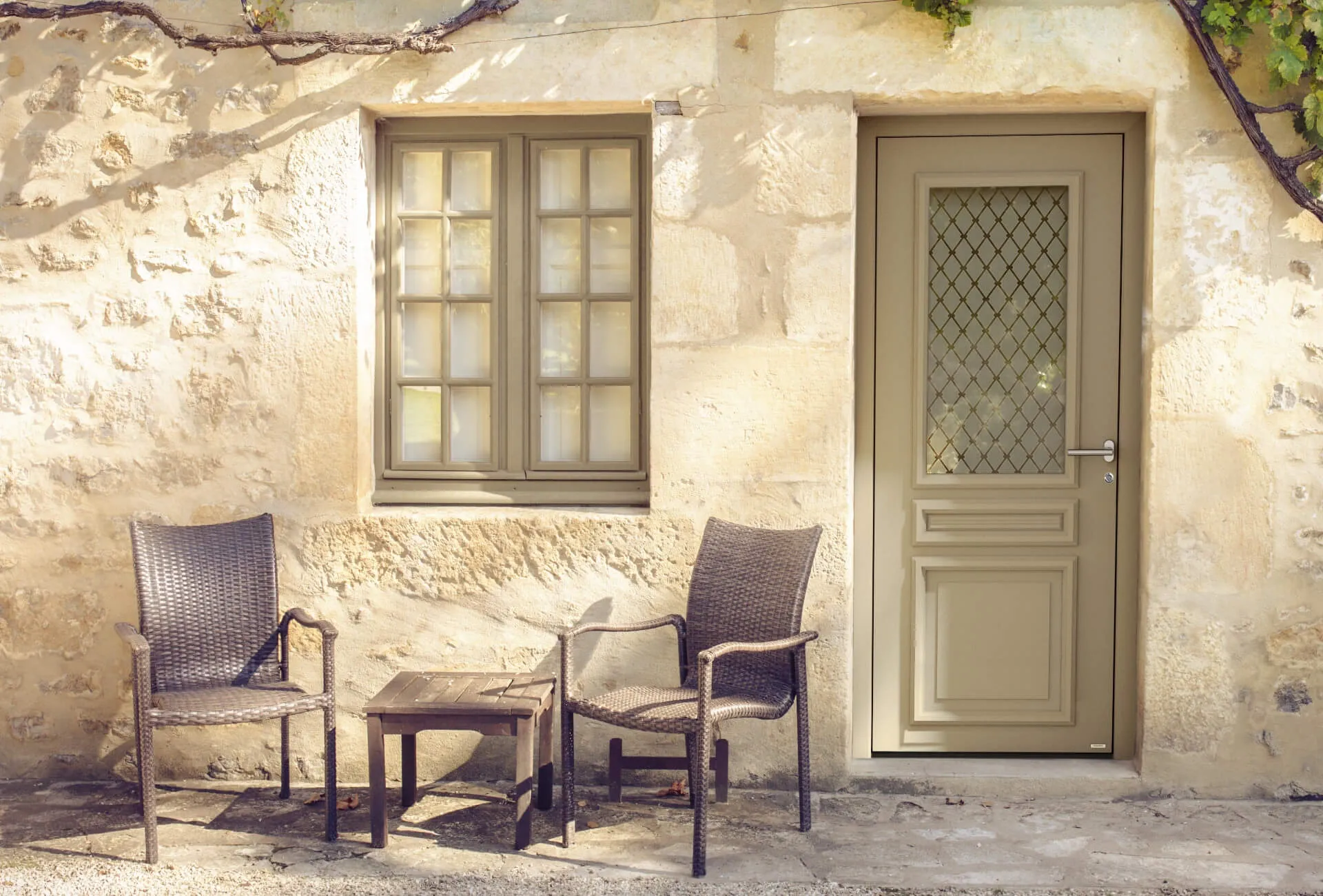 Landhaus Haustür an einem Einfamilienhaus mit klassischer Architektur