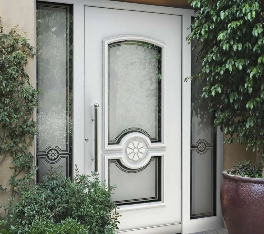 Weiße Haustür im Landhausstil im klassischen Design