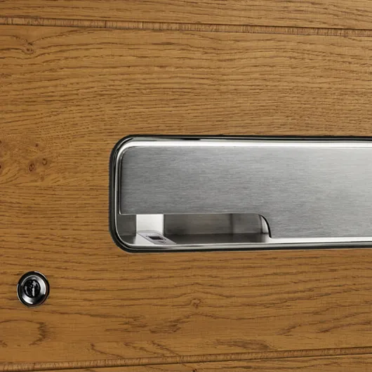 Hrastova vrata krasijo harmoničen izgled grč