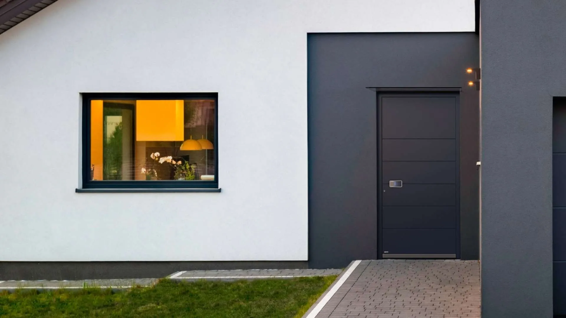 Nebeneingangstür in Grau