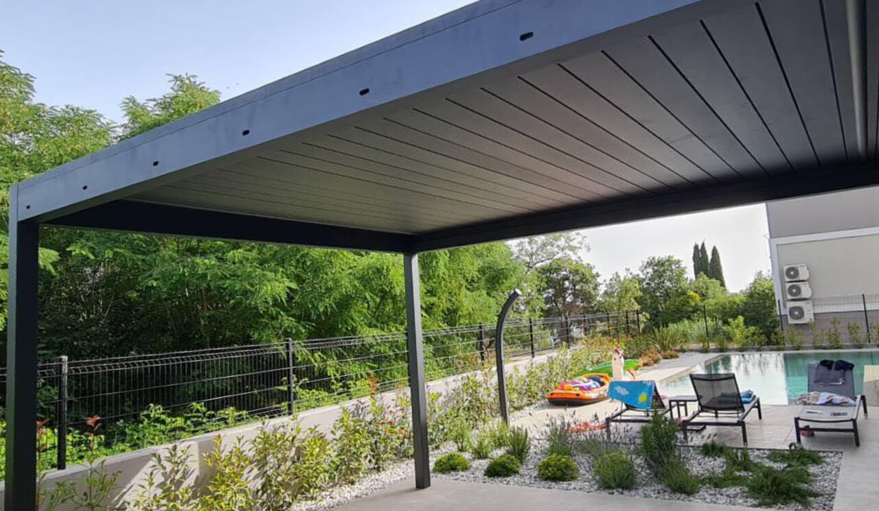 Pergola ob bazenu