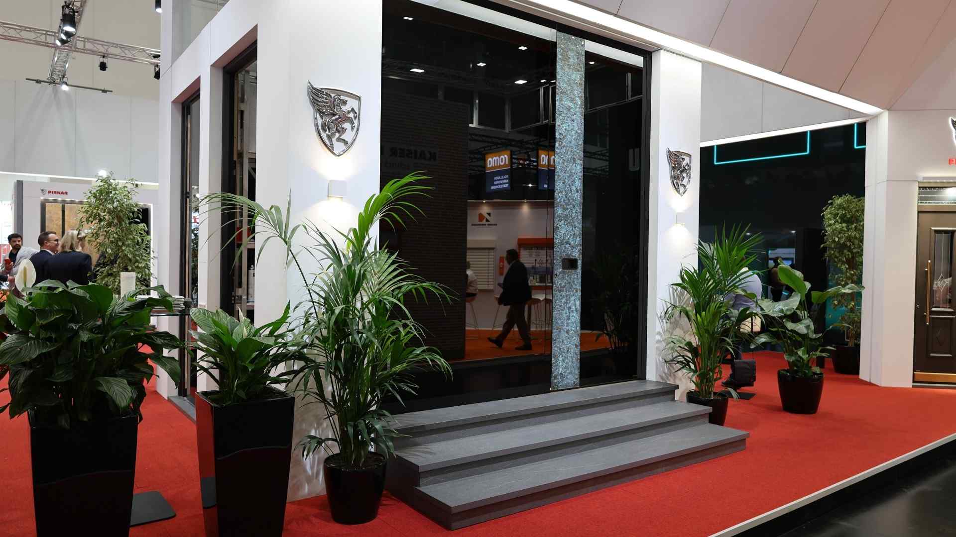 Pirnar na sejmu Fensterbau Frontale 2026 vrata versus bronze