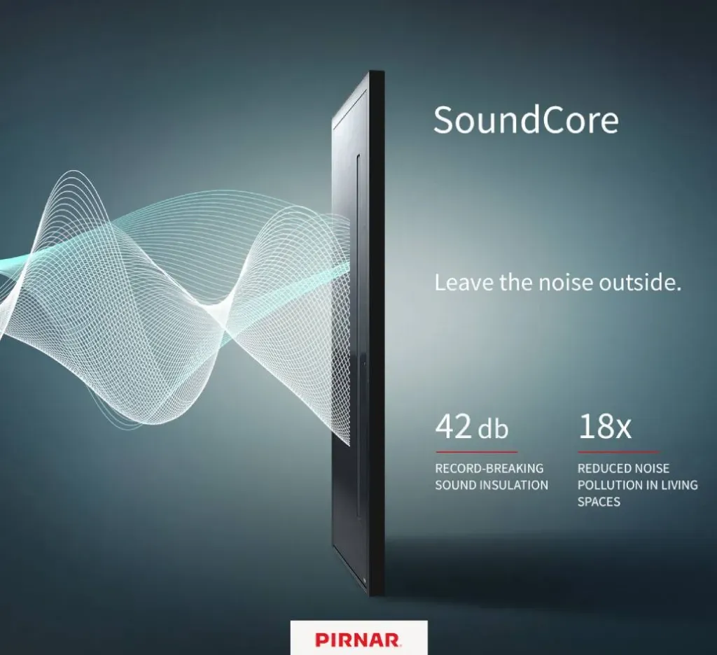 Črna vrata z oznako SoundCore in grafiko, ki prikazuje zvok in izolacijo hrupa.