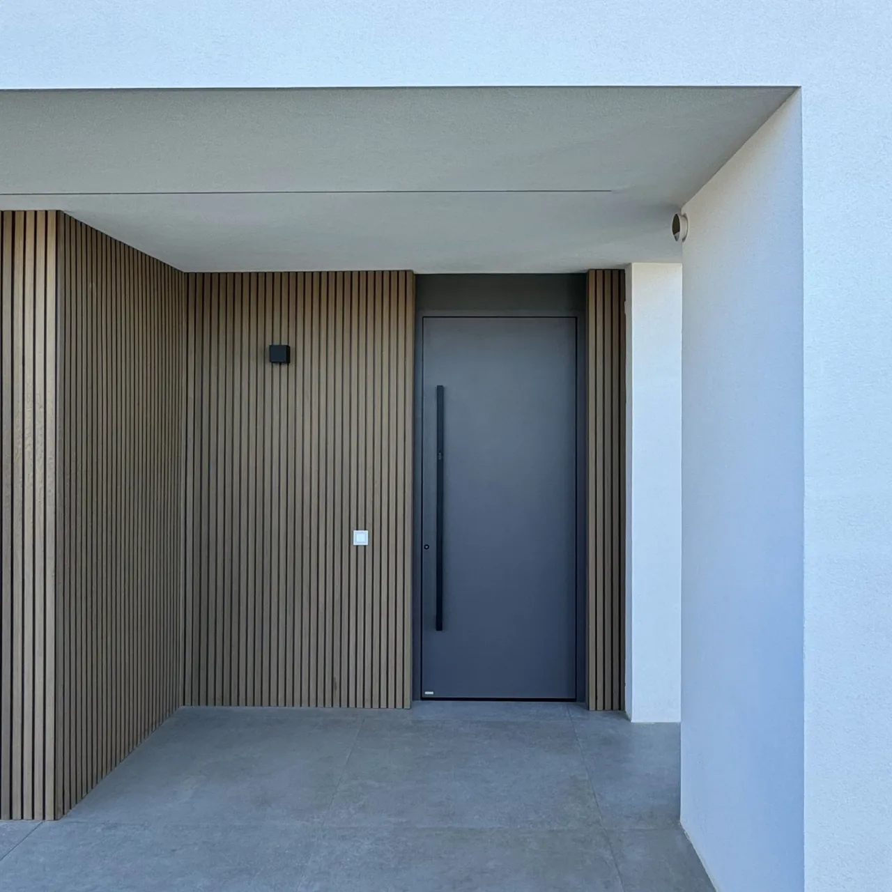 Pirnar Haustüren aus Aluminium in graue Farbe