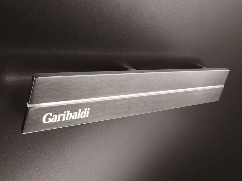 Modelni ročaj za vhodna vrata Pirnar