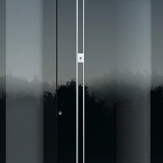 Verre trempé décoratif avec revêtement total ou partiel du vantail de la porte