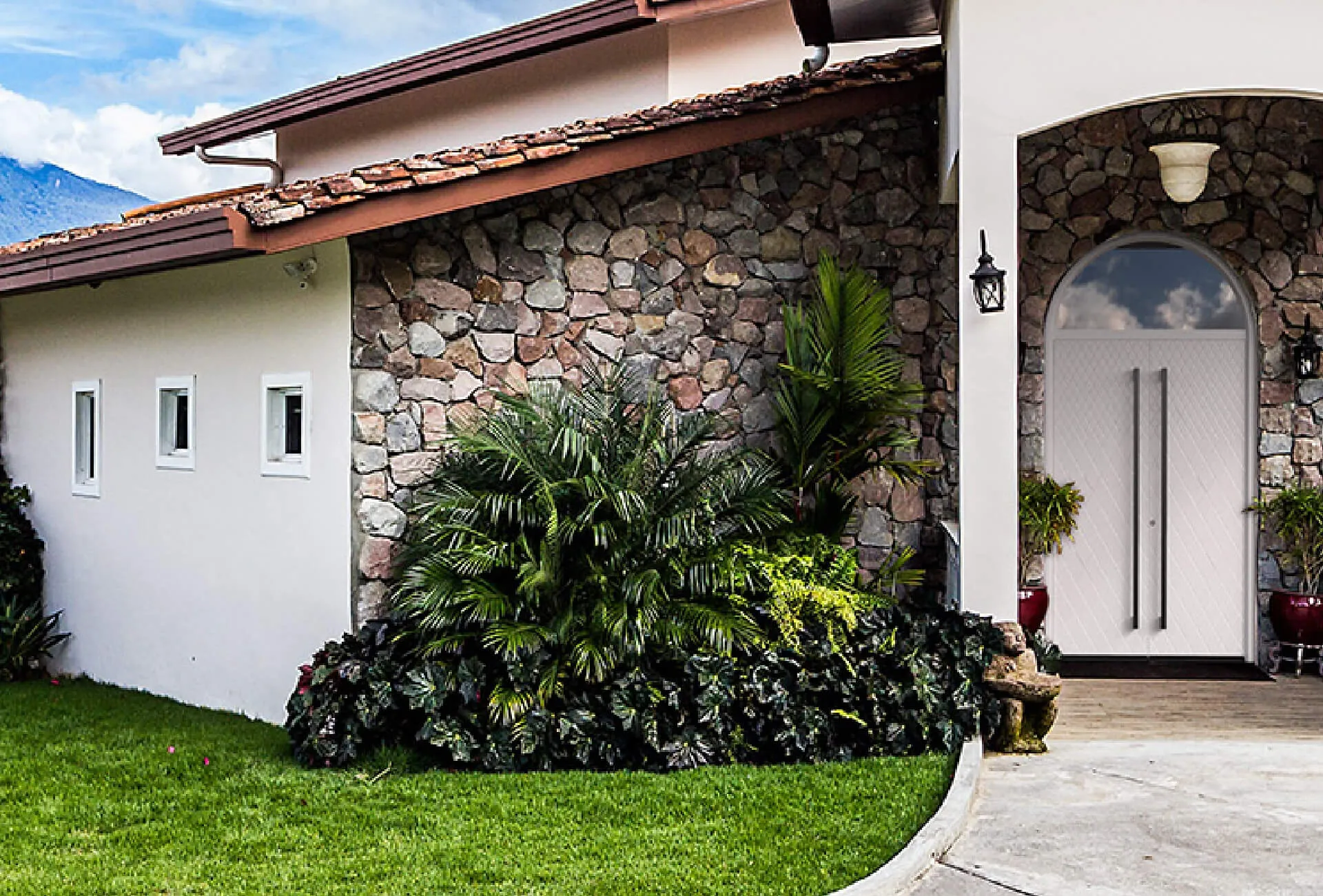 Haustür im Landhausstil in Weiß