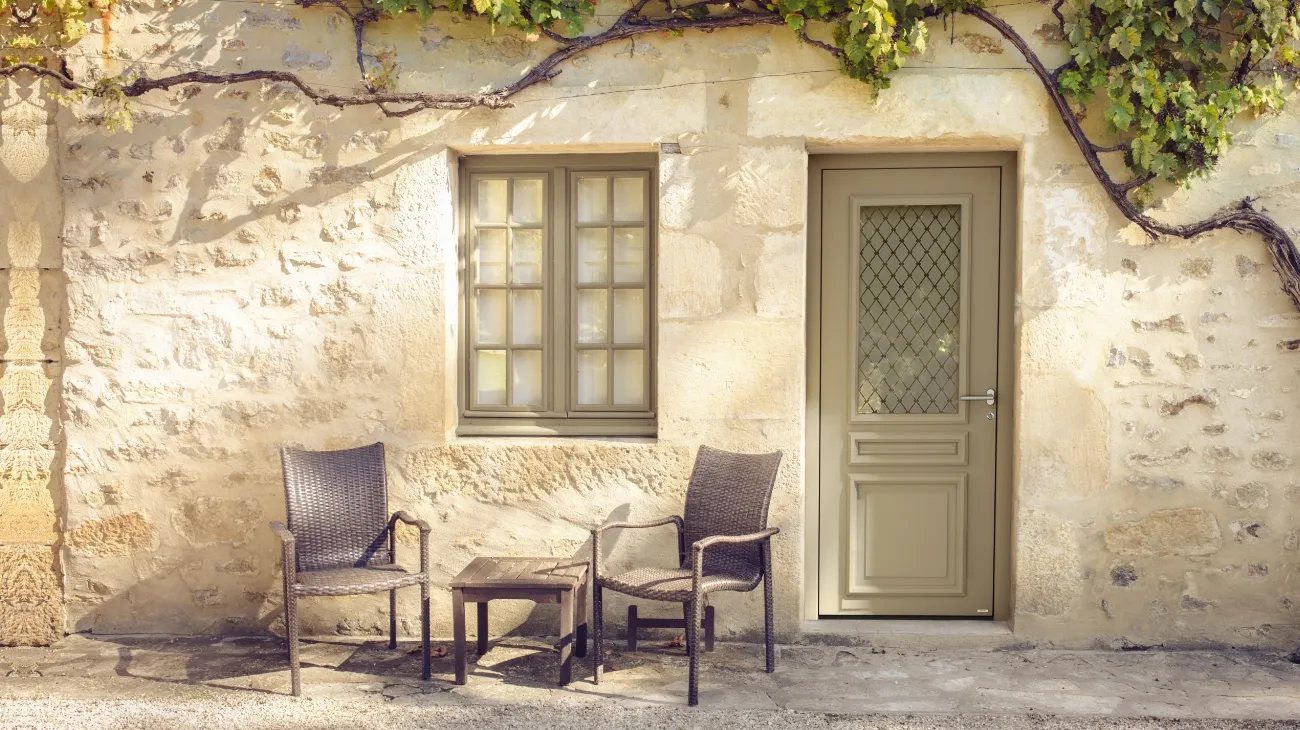 Wooden pirnar doors